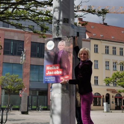 Kandidatin Heike Jacobs beim Aufhängen ihres Wahlplakates